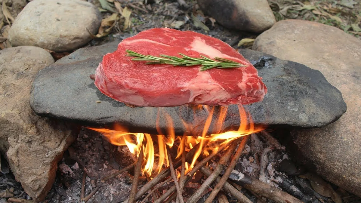 Камень для готовки на костре. Мясо на Камне. Мясо жареное на камнях.