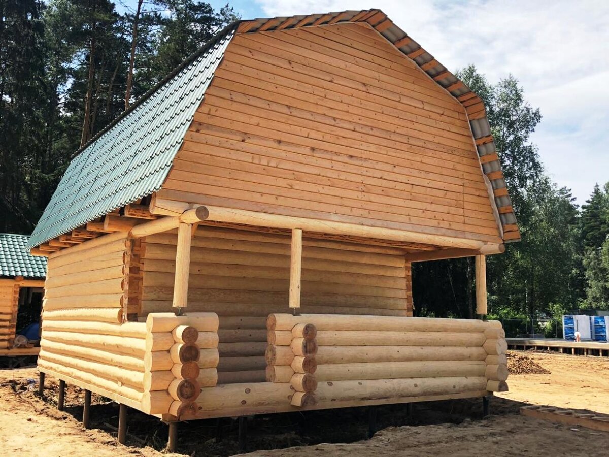 Сруб дома 5х7 с верандой и мансардой, комбинированная рубка, свайный фундамент