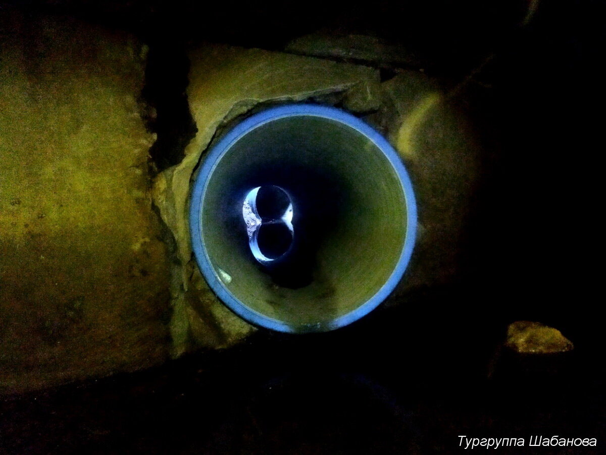 Свежая пластиковая труба со стороны Апелляционного суда