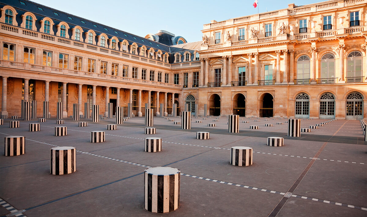 Свои обеденные перерывы главная героиня проводит в парке Пале-рояль, где установлены фотогеничные полосатые колонны художника Даниэля Бюрена.Фото: Netrun78 / Shutterstock.com