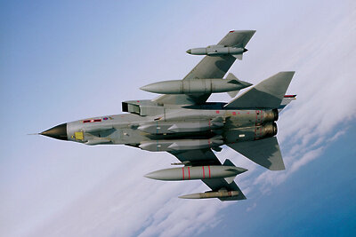    Tornado GR4 RAF несет под фюзеляжем две ракеты Storm Shadow ©Wikimedia, Geoff Lee/MOD