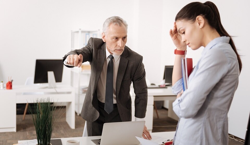 принуждение работников. руководитель с подчиненными. принуждение на работе. моральный ущерб работнику. принуждение работников.