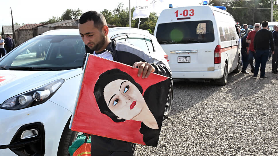 Фото: Анатолий Жданов / Коммерсантъ📷Беженцы из Нагорного Карабаха в селе Корнидзор