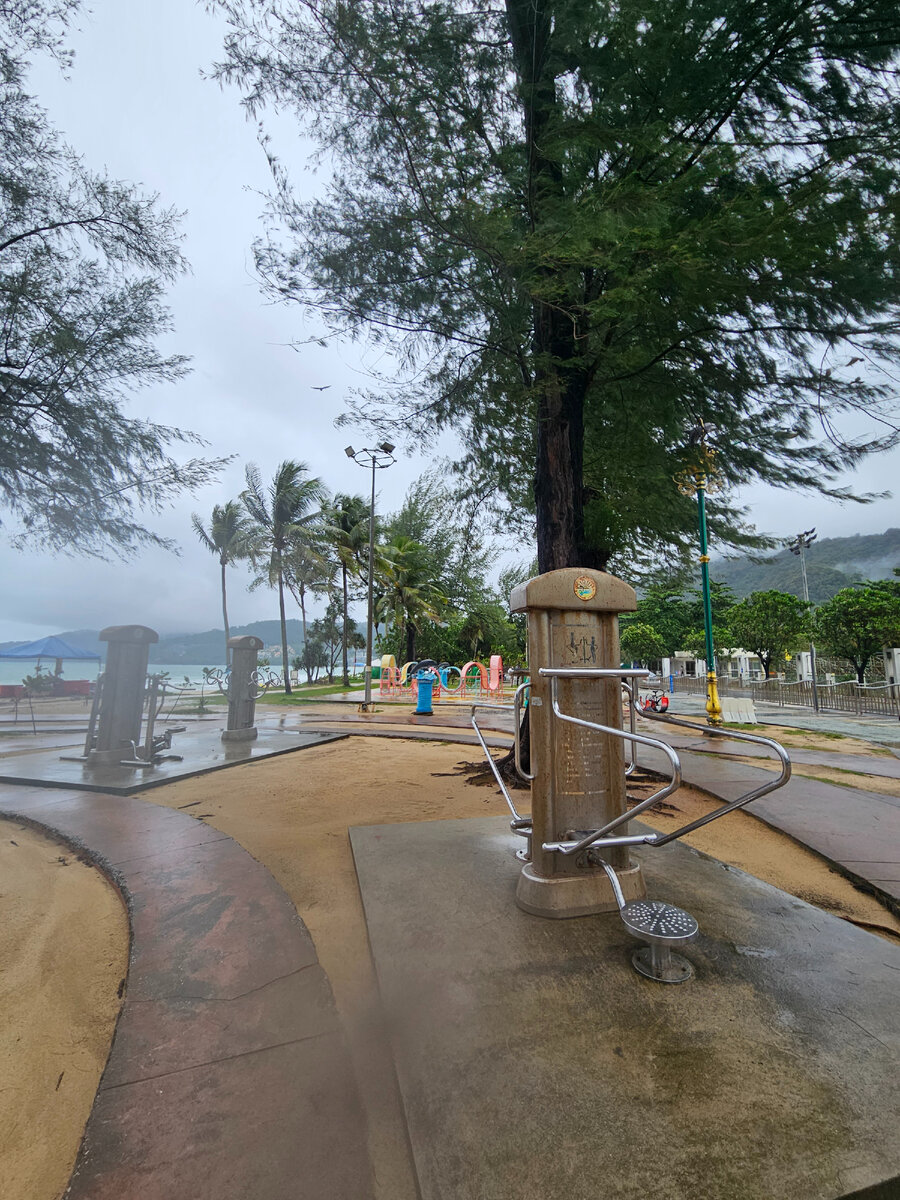 Ура, единственные хорошие брусья на пхукетской уличной площадке!