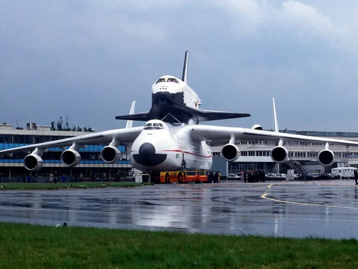 Ан-225 с орбитальным кораблем «Буран» на Парижском авиасалоне в 1989 году. Фото: Aviation-images.com/Universal Images Group - Getty Images