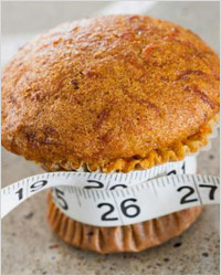 Похудеть хотят многие. Женщины и мужчины изводят себя диетами, даже не подозревая, что многие из «чудодейственных» способов похудеть – совершенно бесполезны, а некоторые просто вредны для здоровья. В этом материале мы обобщили информацию на сей счет, озвученную различными врачами-диетологами.