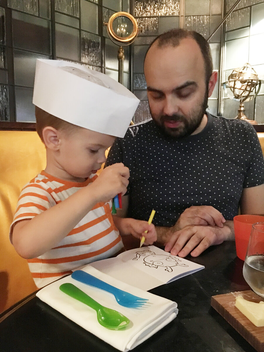 В ресторане Гордона Рамзи Bread Street Kitchen мальчику выдали детские приборы, раскраску, карандаши и бумашный колпак шеф-повара.