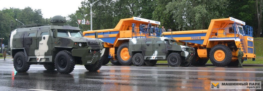 01. А парад в Минске, что проводится в честь Дня Независимости белорусского государства — единственное мероприятие, где бок о бок можно увидеть военные бронеавтомобили и карьерные БелАЗы. С броневиков Volat V1 и начнем.

