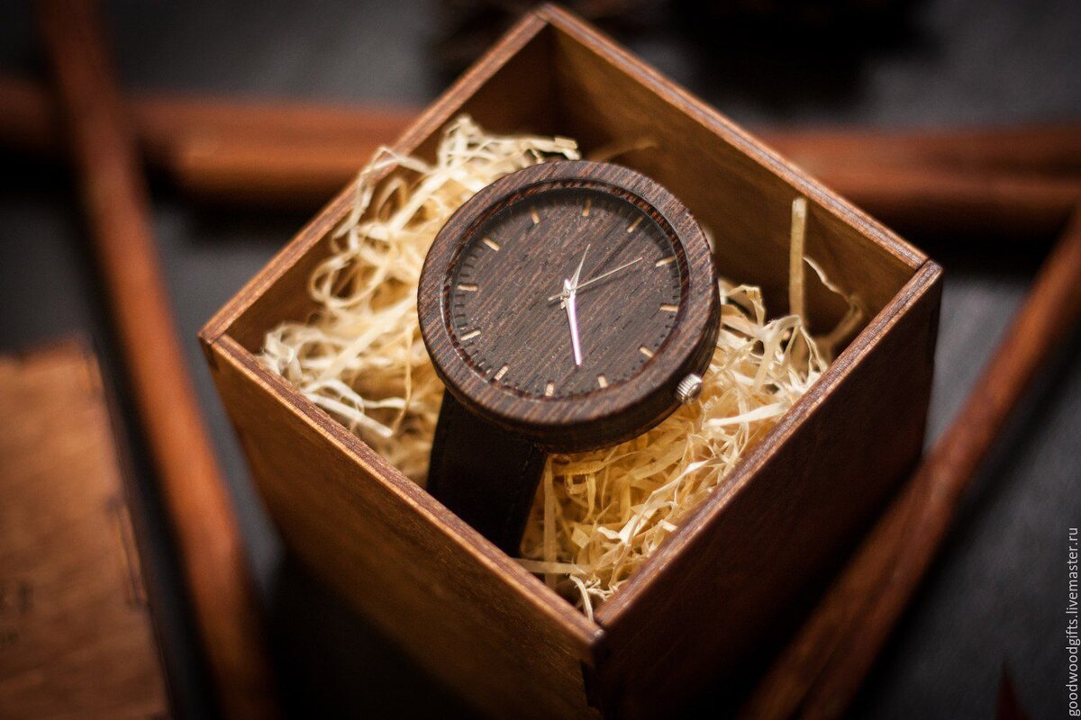 Что будет если подарить часы бывшей. Часы в подарок. Для часов подарок. Часы в коробочке. Ручные часы подарок.
