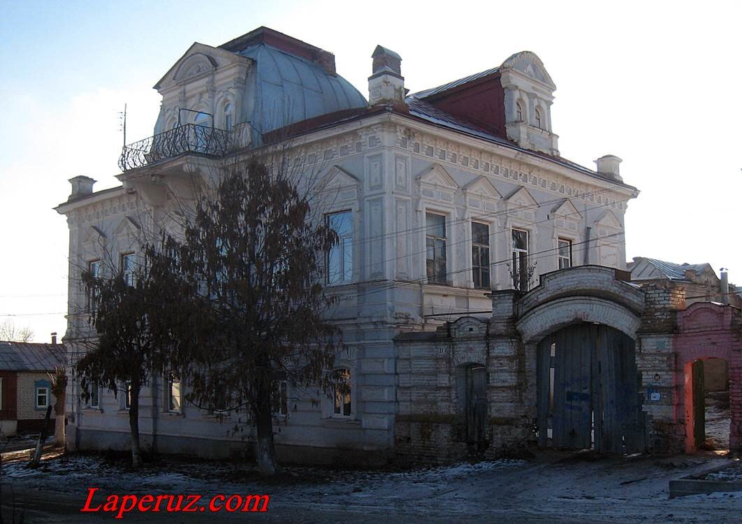 Купцов вольск. Купеческий особняк (вольск,октябрьская, 106). Здание картинной галереи в вольске. Купцов вольск. Октябрьская 106 вольск.