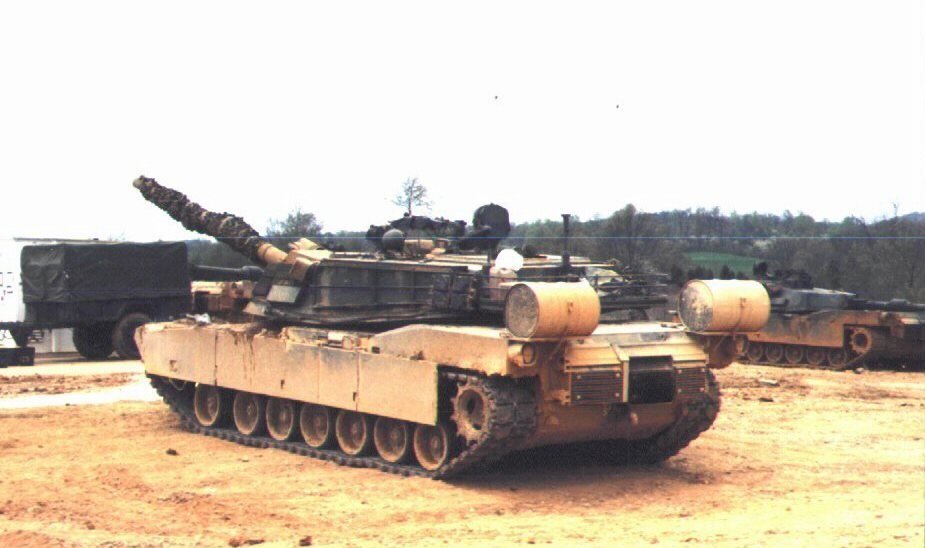 Еще один M1 Abrams в роли Т-80. В Холодную Войну американцы "вдохновлялись" шпионскими снимками техники из ГДР, где танки на марше были с навесными топливными баками. Что ошибочно - ведь в бою их снимают.