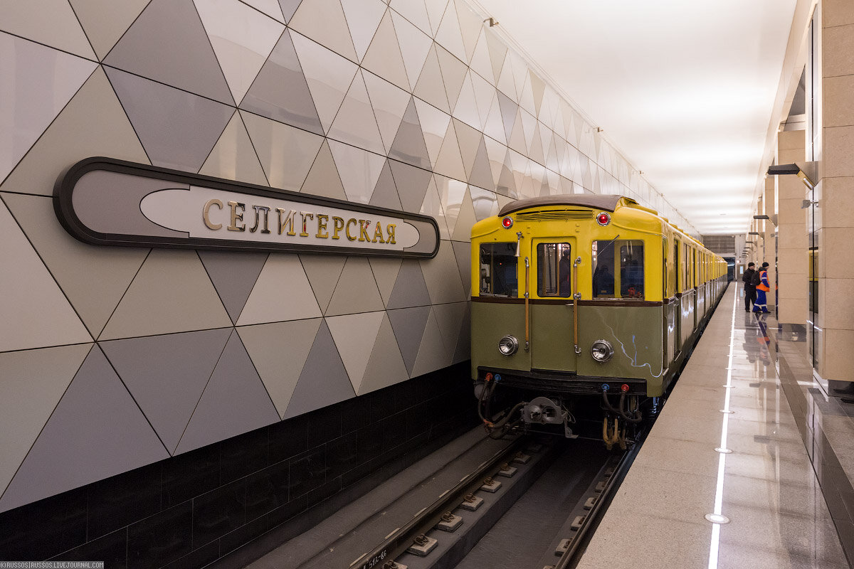 1.  Московский метрополитен приготовил сюрприз — на открытие нового участка  приехал трехвагонный состав из вагонов типа «А», которые начали  эксплуатировать в 1935 году.

