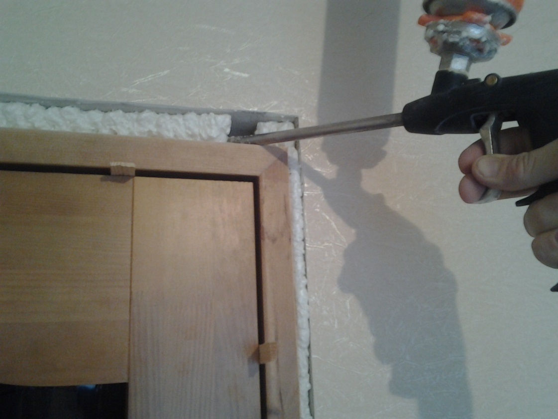 При установке коробки и первоначальном формировании зазоров 1-2 см нужно оставить «на пену». Это крайне важно, потому что в процессе затвердевания пена существенно увеличивается в объёме и создает давление на коробку. Когда это происходит, речи о правильных зазорах между коробкой и полотном идти не может — коробка прогибается дугой и дверь теряет возможность закрываться.
