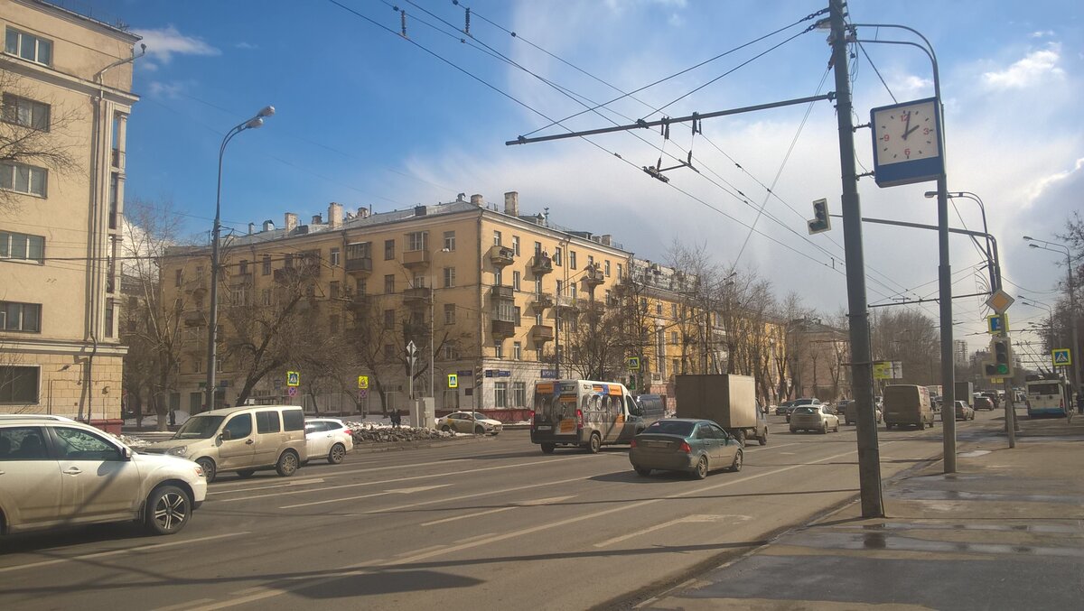 Люблинская улица дом 129/2 пятиэтажная угловая сталинка, на пересечении улиц Люблинская и Судакова.