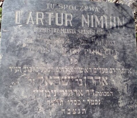 В лесу нашли могильную плиту городского головы Ивано-Франковска в 1896-1919 гг. Артура Нимгина.