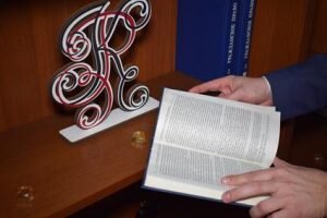    Обычно «самоволка» касается электроэнергии – народных умельцев находится много. Людям кажется, что они самые умные и способны перехитрить всех вокруг.  Если дело касается воды, водоотведения, то здесь само-подключение практически исключено, потому что народных умений и приспособлений просто не хватит, чтобы избавиться от заглушки в трубах вне квартиры или подключить водоснабжение.