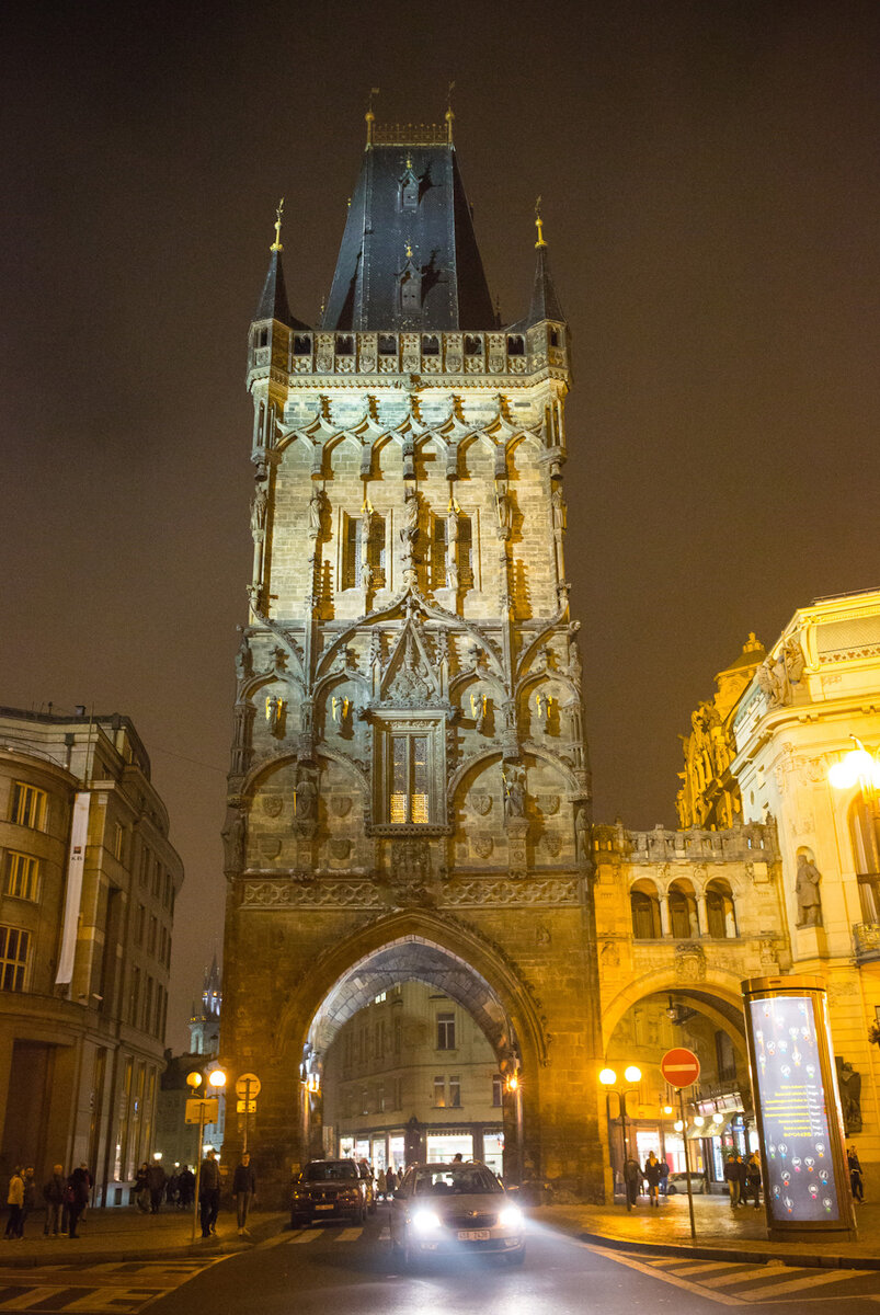 Пороховая башня, а если быть точнее Пороховые ворота. Здание 14 века.
