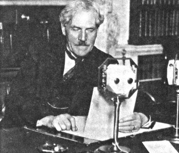 Премьер-министр Джеймс Макдональд выступает с обращением к народу