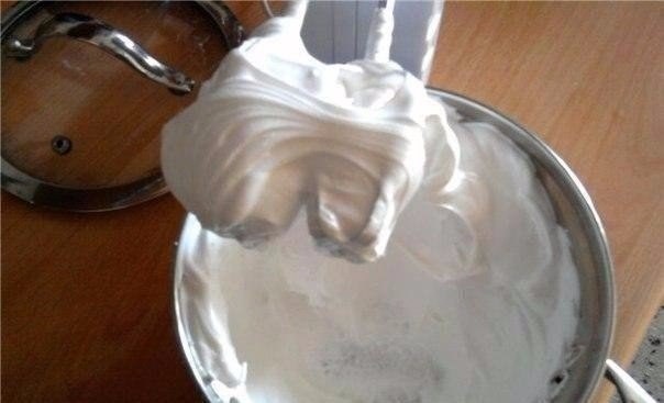 ИНГРЕДИЕНТЫ:
● Белок яичный (если мелкие, то 5шт.) — 4 шт
● Сахар — 1 стак.
● Ванилин —1 пакетик
● Кислота лимонная — 1/4 ч. л.

ПРИГОТОВЛЕНИЕ:
