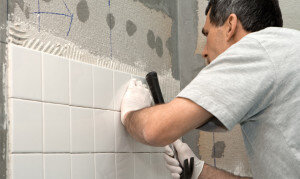 Выделяют четыре способа укладки плитки на стену: