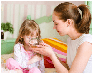 Не обязательно все перечисленные признаки возникают. Их развитие помогает врачу определить предполагаемый диагноз и провести обследование.
 Важный момент оказания помощи, если охрип ребенок – своевременная диагностика патологического состояния. При остром ларингите появляется риск резкого удушения, а осипший голос и изменение тембра становятся предвестниками приступа. Острый ларингит – частая патология малышей младше 3 лет.
Если родители заметили охриплость, нужно сразу же отправиться к врачу, при подъеме температуры – вызвать доктора домой. Малыш на фоне хриплого голоса перестает нормально разговаривать, жалуется, что болит в горле. Отек слизистой может вызывать приступ удушья.