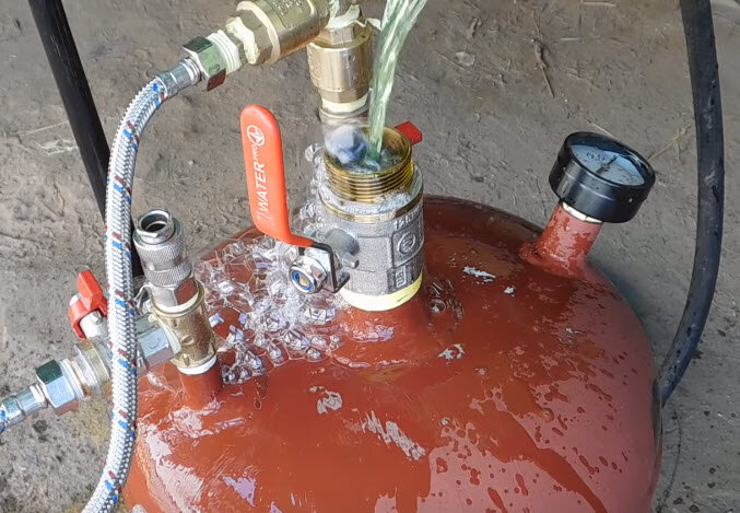 баллон сжатого воздуха из бутылок самодельный. пескоструй из пропанового баллона 50л. продувочный баллон. самодельный продувочный баллон. баллон сжатого воздуха из бутылок.