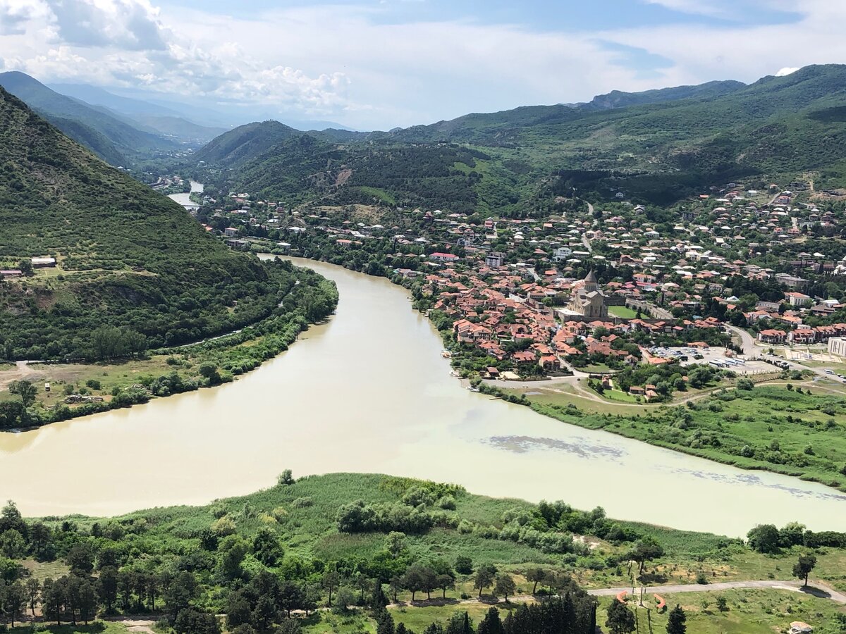 вид на город с монастыря Джвари