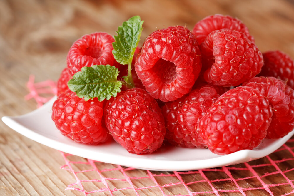 Цветанутая дачница малина. Цветная малина. Малина кустарник. Дзен малина. Дзен малина.