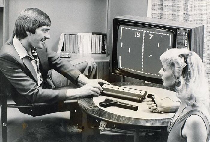 «Pong» — одна из первых видеоигр. Разработана фирмой Atari в 1972 году.
