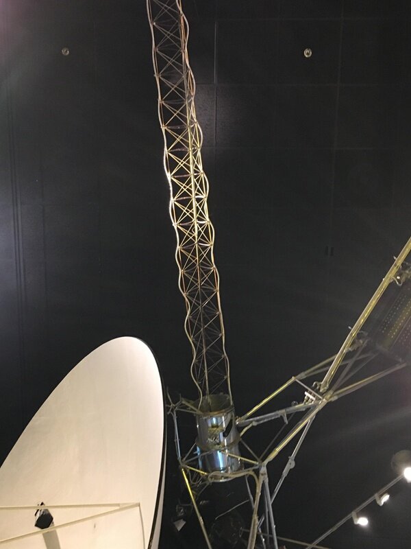 Магнитометрическая стрела "вояджера", выходящая из канистры, прикрепленной к шине космического корабля.