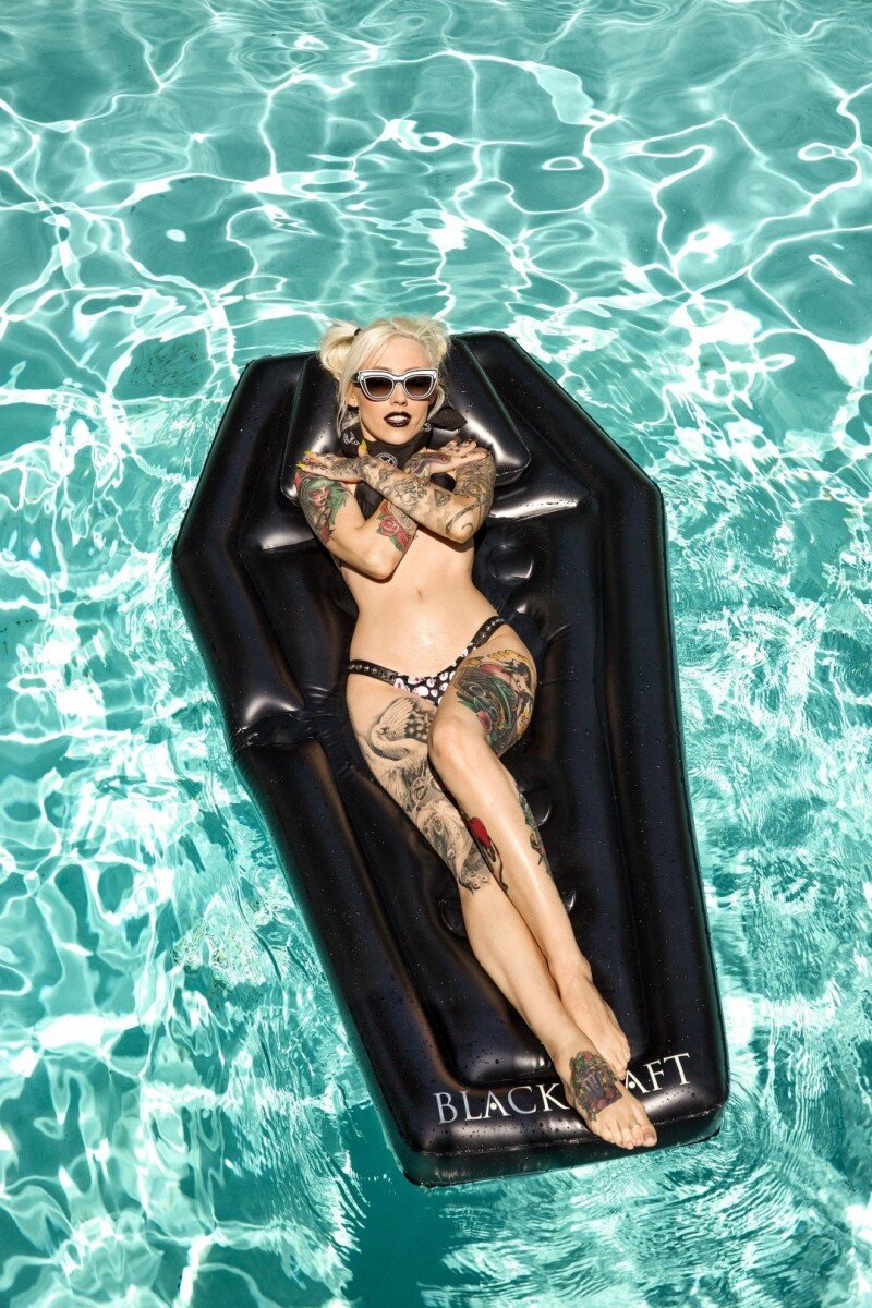 Матрас в виде гроба
Мы нашли реальный матрас в виде гроба. Он крутой и чёрный. Купить можно на сайте Blackcraft за 70 долларов.

