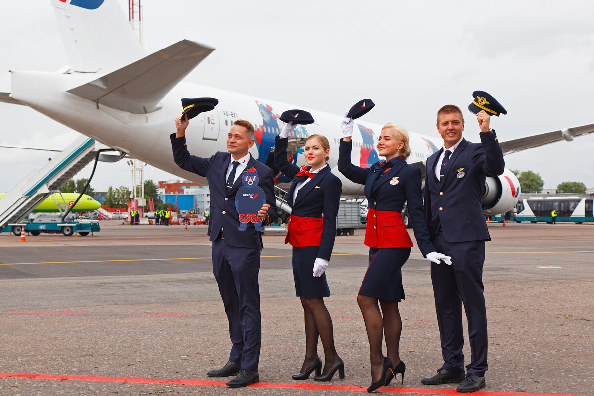 Азур рейсы. Авиакомпания Азур Боинг 777. Экипаж авиакомпании Azur Air. Пилоты Azur Air. Azur Air авиакомпания пилот Александр.