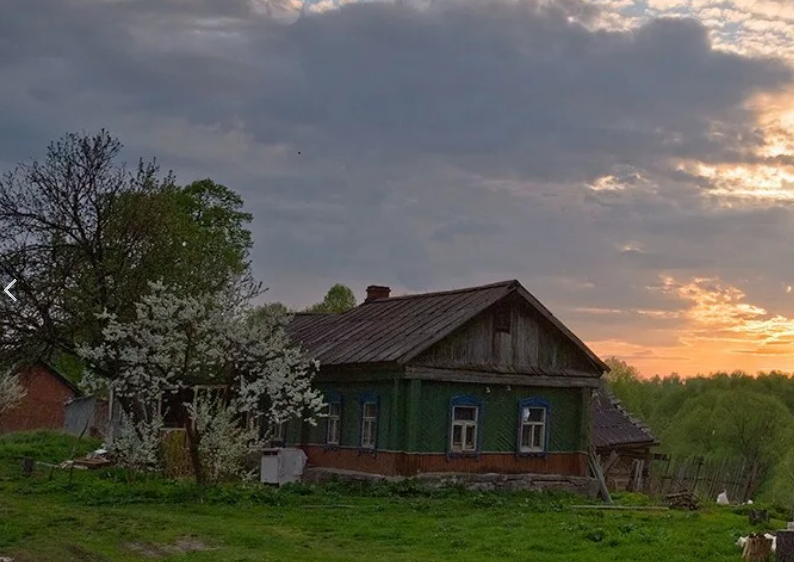 Старенькие дома на окраине - обычное дело для переехавших в 90-е