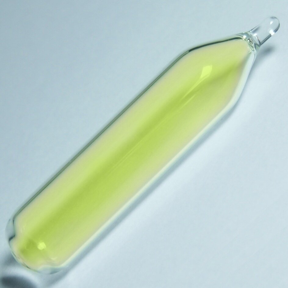 Газообразный фтор в пробирке. Фтор имеет характерный зеленовато-желтый цвет