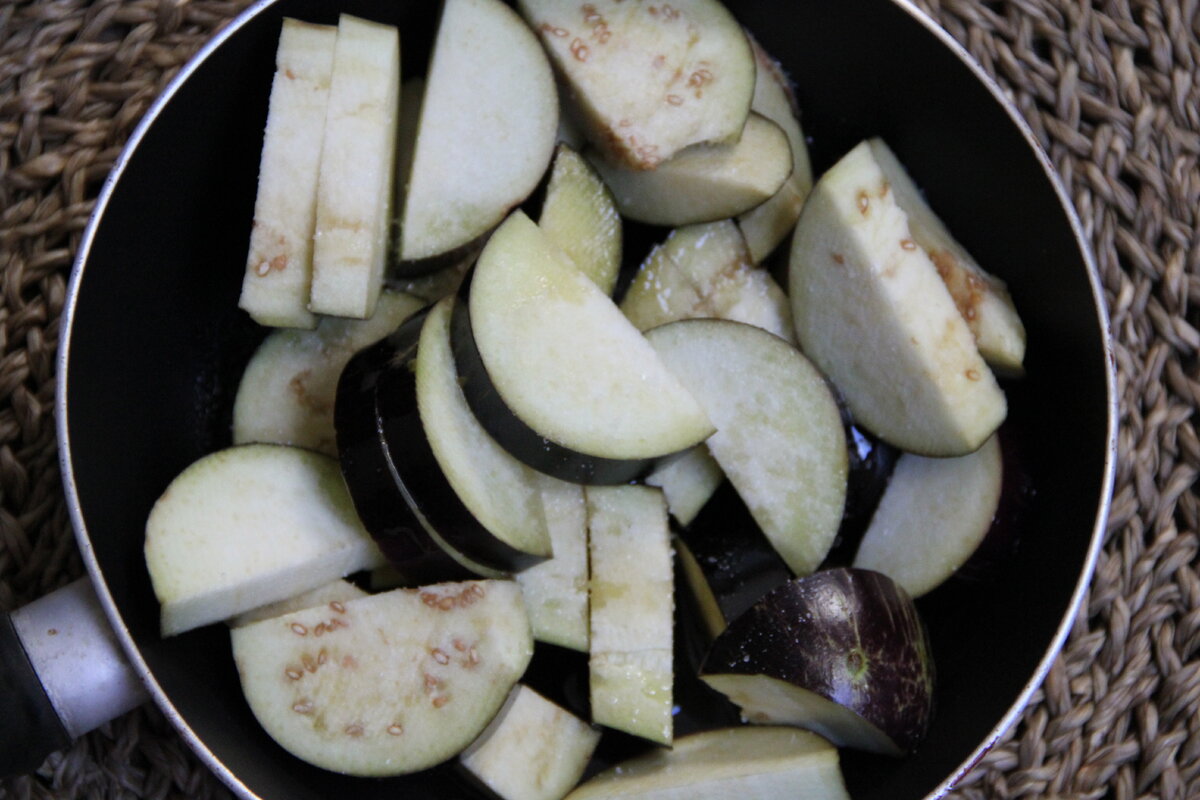 Дольки баклажанов перед тушением 