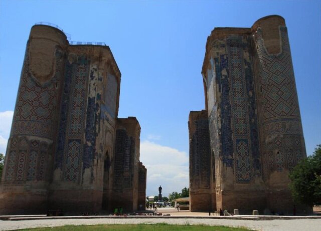 г.Шахрисабз. Огромные 40-метровые ворота, ведущие в главный внутренний двор величественной резиденции Амира Темура - дворец Ак-Сарай, строительство которого продолжалось почти четверть века.