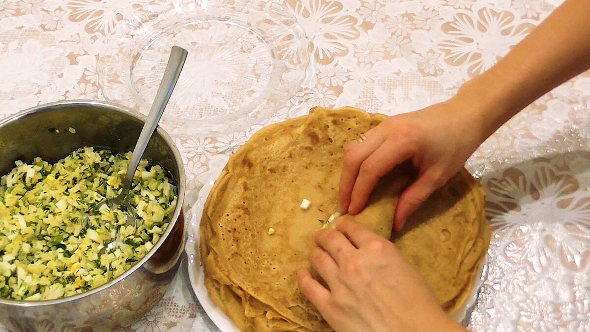 Начинка для блинов рис с яйцом. Блины на воде с начинкой. Блины с начинкой рис с яйцом. Блины на минеральной воде. Странные блины.