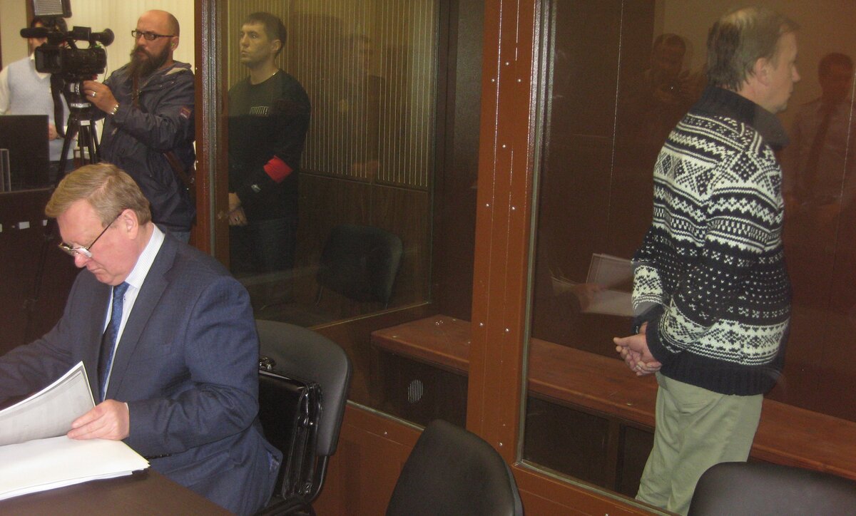 Адвокат Владимир Жеребенков и его загадочный подзащитный «Андрей Ковальчук», человек с 3 паспортами РФ, но при этом без подтверждённого российского гражданства. 25.09.2108 г. Тверской суд г. Москвы. Фото FLB.