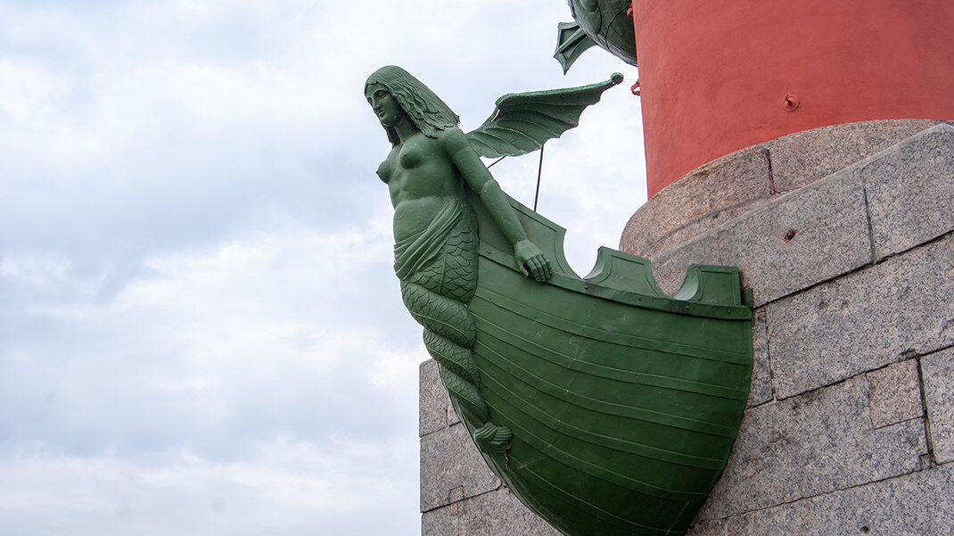 Нос корабля. Колонны с носами кораблей в питере. Ростральные колонны ростра. Ростральные колонны васильевский остров. Наяда на ростральной колонне в санкт-петербурге.