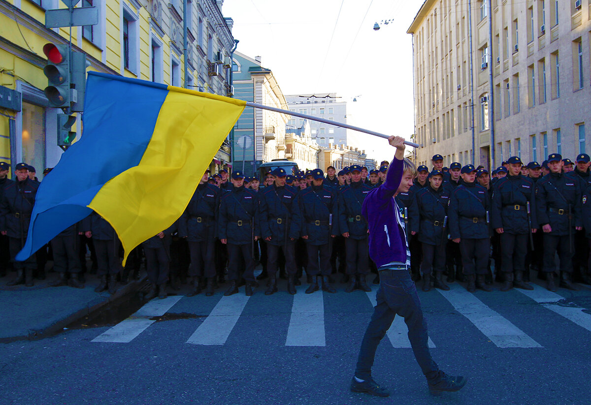 Украинский петербург. Украинский фашизм. Украинские нацисты. Украинский флаг в Москве. Украинцы с флагом.