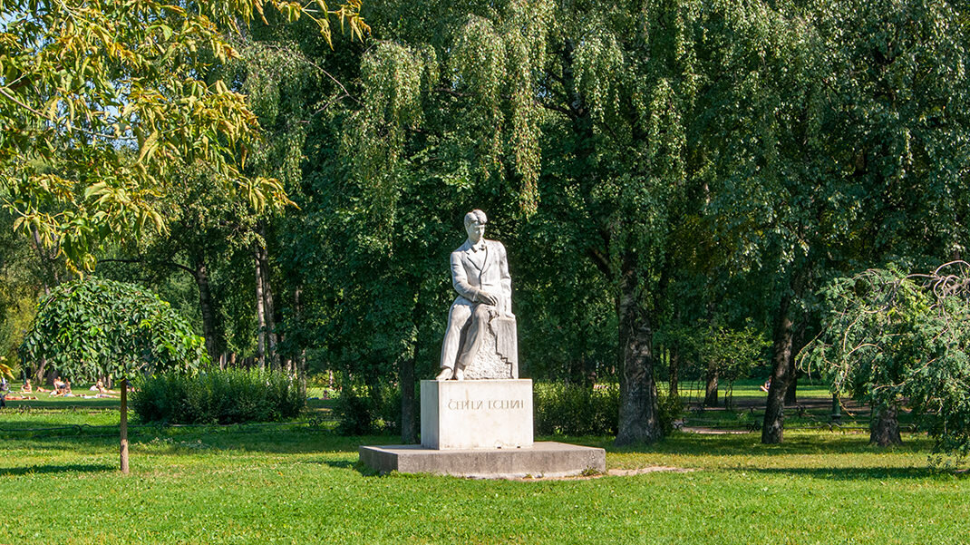 Пан таврический. Памятник Есенину в Орле. Таврический сад как добраться. Таврический район материнский памятник.