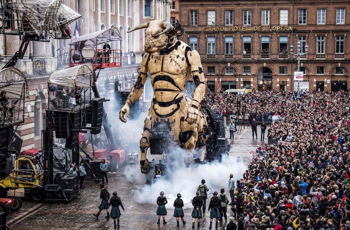 Минотавр Астерион медленно продвигается по улицам Тулузы в этот уик-энд. Фото CreditEric Cabanis/Agence France-Presse — Getty Images
