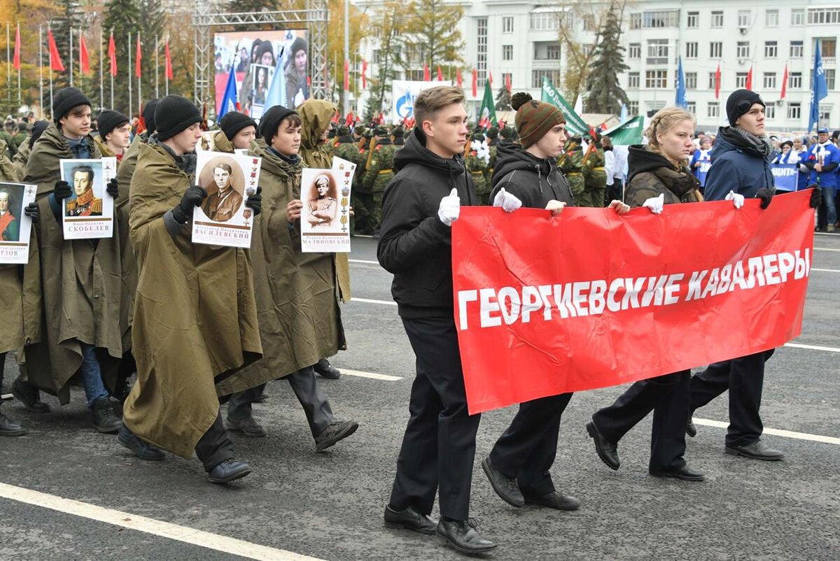 Парад памяти. Парад памяти в Куйбышеве. Шествие памяти. На параде лозунг. Парад шествия девиз.