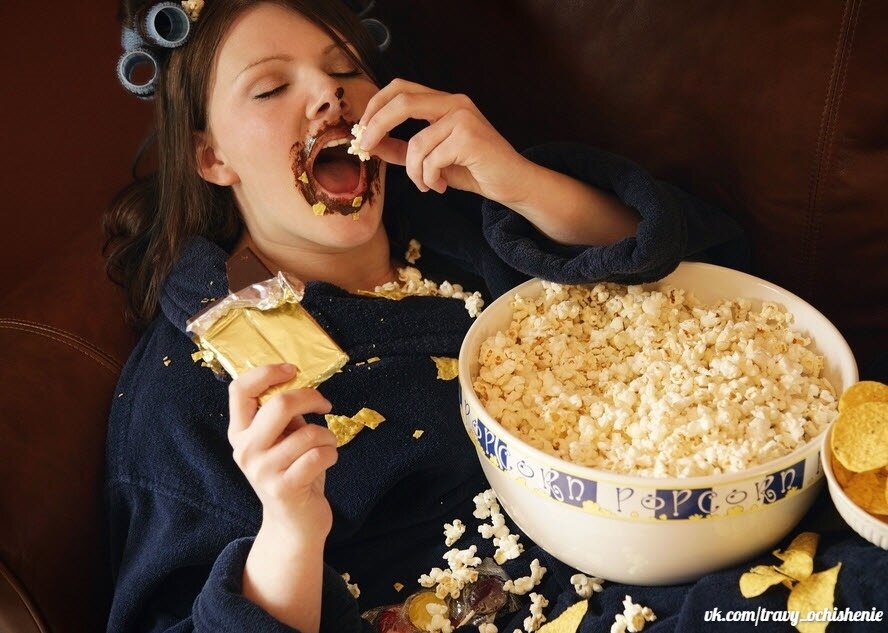 Большинство из нас знает, что нездоровая пища – это плохо, но вкусно… . Мы знаем, что плохое питание связано с проблемами сердца, высоким давлением, и множеством других проблем. Возможно, вы даже знаете, что оно связано с увеличением депрессии .  Но если это так плохо, почему мы продолжаем делать это? 

Существует ответ. И наука удивит вас. 

Термин Junk Food (мусорная пища) широко употребляется в англоязычных странах и значит буквально на американском английском: Суррогат; Высококалорийный, но малоценный с точки зрения питательности продукт, например, американский сыр, хот-дог, пицца, кока-кола и т.п. Обычно так называют продукты с большим содержанием искусственных пищевых добавок, красителей и наполнителей, благодаря которым они приобретают привлекательный внешний вид. 

Стивен Уитерли (Witherly) – исследователь в области нутрициологии - провел последние 20 лет, изучая то, что делает определенные продукты способными вызывать более сильную зависимость, чем другие. Результаты своих исследований он изложил в книге "Почему люди любят мусорную пищу." 

По Witherly, когда вы едите вкусную еду, действуют два механизма, которые делают опыт приятным. 
Во-первых, это ощущение употребления пищи. Это целый комплекс ощущений: вкус (соленый, сладкий, и т.д.); запах; и ощущения во рту. Это последнее ощущение - известное как "orosensation" - может быть особенно важно. 
Продовольственные компании тратят миллионы долларов, чтобы обнаружить наиболее удовлетворяющий уровень хруста в картофельных чипсах. Их ученые проводят исследования идеального количества пузырьков в газировке. Все эти факторы в совокупности создают приятные чувства в мозгу с приемом определенного продукта или напитка. 
Вторым фактором является фактический состав макроэлементов пищи - смесь белков, жиров и углеводов. В случае «мусорной» пищи, производители продуктов питания ищут идеальное сочетание соли, сахара и жира, которое возбуждает ваш мозг и заставляет вас есть их снова и снова. 

Вот как они это делают ... 

Как наука создает тягу к еде 

Есть целый ряд факторов, которые ученые и производители продуктов питания используют, делая продукты более притягательными. 
Динамическая контрастность. Динамическая контрастность - это комбинация различных ощущений в одном продукте. По словам Witherly, продукты с динамической контрастностью – это, например, сочетание хрустящей оболочки, внутри которой заключено что-то мягкое и сливочное, и полное активного вкуса. Это правило относится к самым разным готовым продуктам – жареные куриные крылышки в панировке, конфеты Рафаэлло, мороженое в глазури, сладкие батончики, печенье с начинкой. Мозг воспринимает еду с динамической контрастностью всякий раз как что-то очень новое и захватывающее. 
Слюноотделение. Это важный аспект пищеварения, и чем больше слюнного ответа вызывает продукт, тем больше вкусовые рецепторы направляют информации в мозг. Например, эмульгированные продукты (сливочное масло, шоколад, заправки для салата, мороженое, и майонез) способствуют слюноотделению и приятным ощущениям в мозгу. Это одна из причин, почему большинство любит продукты с соусами. 
Быстрое растворение во рту. Продукт, который "тает во рту", дает сигнал в мозг, что вы не съели столько, сколько на самом деле. Другими словами, эти продукты буквально говорят вашему мозгу, что вы не наелись, несмотря на то, что уже проглотили достаточно. 

Результат: Вы склонны переедать. 

Сенсорный специфический ответ. Мозг любит разнообразие. Если вы чувствуете одинаковый вкус снова и снова, то вы начнете получать все меньше удовольствия. . Но вот картофельные чипсы, например, сделаны так, чтобы не наскучить мозгу – сначала твердые, хрустящие, они растворяются во рту с ощущением маслянистости. Сенсорный ответ притупляется. Да еще усилители, «вкус укропа», «бекона», «сметаны» - ощущения для мозга новые и интересные каждый раз. 
Плотность калорий. Нежелательные продукты убеждают мозг, что организм получает питание, но не переполняет. Рецепторы во рту и желудке отправляют в мозг информацию о питании (это вызывает приятное чувство), но не о сытости. Остановиться вовремя трудно. 
Воспоминания о прошлом приятном опыте. Вот здесь психобиология нездоровой пищи действительно работает против вас. Когда вы едите что-то вкусное (скажем, пакетик картофельных чипсов), ваш мозг регистрирует это приятное чувство. . Эти воспоминания могут фактически вызвать физические реакции - слюноотделение и "аппетит". 
Все это подводит нас к самому важному вопросу. Продовольственные компании тратят миллионы долларов, чтобы разработать продукты, вызывающие приятные ощущения. Что мы можем с этим поделать? Есть ли способ, чтобы противодействовать деньгам пищевой промышленности, науке и рекламе? 

🌟Будьте Здоровы!!! 
👇⛳СДЕЛАТЬ ЗАКАЗ ЗДЕСЬ:⛳👇  
✅Сбор "Детокс" 
⏩https://vk.com/market-91128683?w=product-91128683_444.. 

✅Сбор "Для очищения грибов и плесени" 
⏩https://vk.com/market-91128683?w=product-91128683_775.. 
