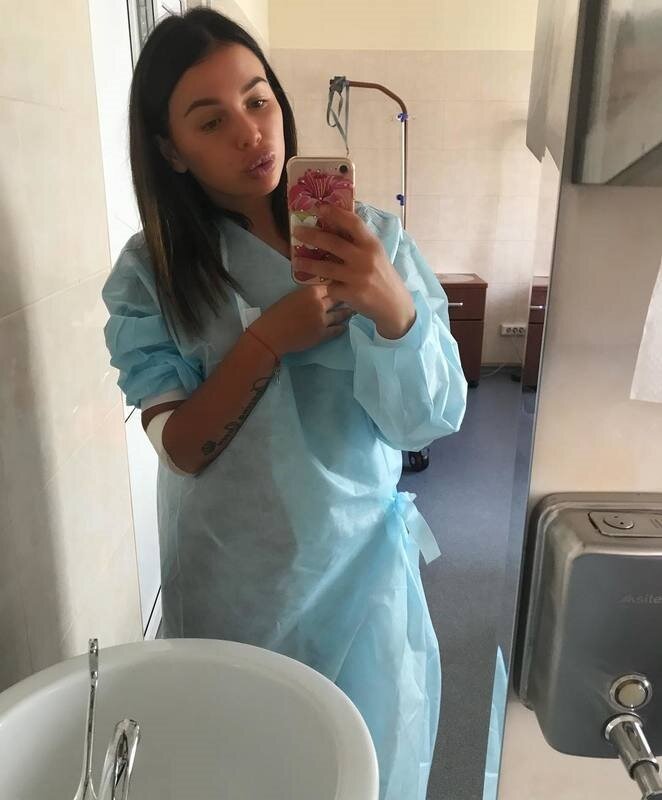 Экс-участница «Дома-2» Саша Шева продолжает поддерживать репутацию открытой сторонницы пластической хирургии. Хроника преображений ее внешности включает самые разные операции: увеличение губ, коррекцию второго подбородка, удаление комков Биша. Апогеем ее увлечений стала операция по увеличению груди, о которой, со слов самой девушки, она мечтала с самого детства.
