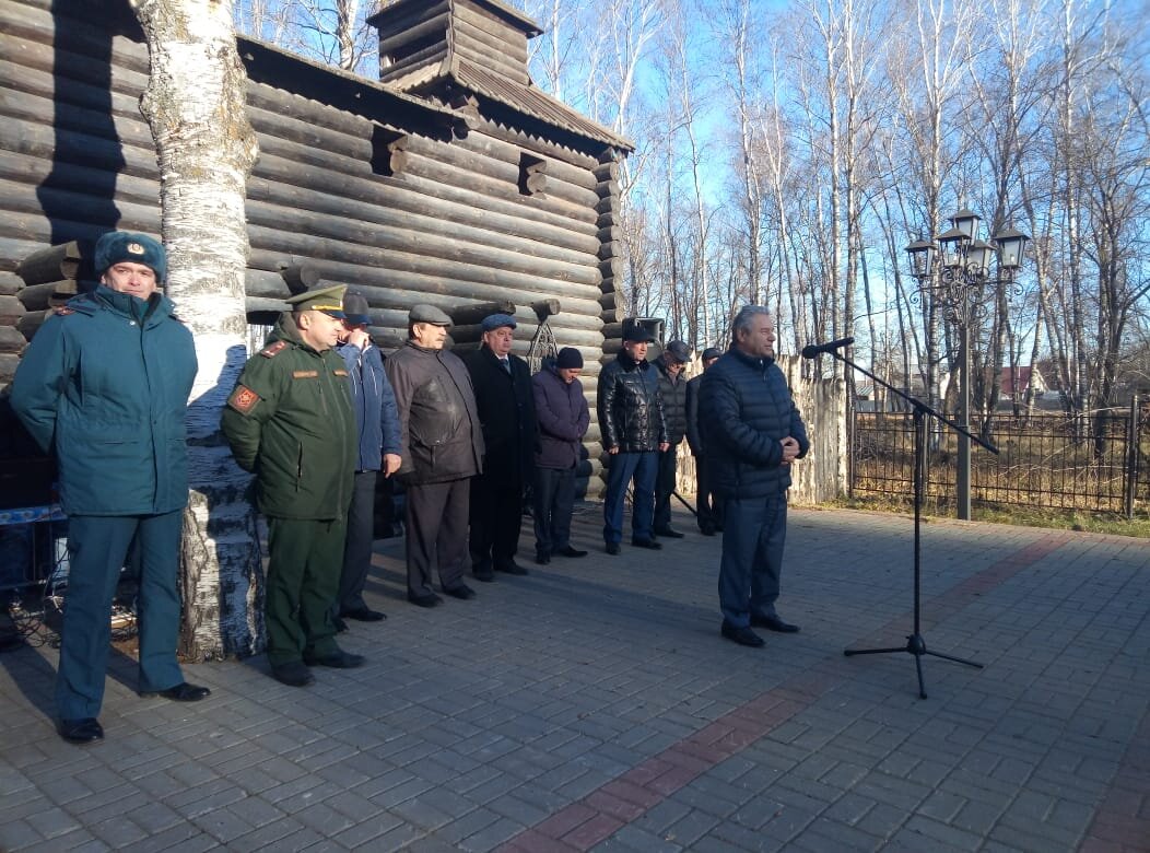 - Открытие памятников воинам-пограничникам и участникам боевых действий - это огромное дело. Еще раз огромное вам спасибо, дай Бог вам долгих лет жизни. Многие из тех, кто пришел сегодня на это мероприятие прошли, как говорится, и войну. Крепкого вам здоровья, а все остальное вы сами можете. Даже памятники вы сами сделали, - отметил глава Высокогорского района Рустам Калимуллин.
