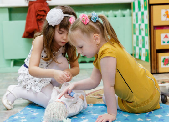 Ариэль ребель горничная. Игры для девочек на 2 в реальной жизни. Две девушки играют. Play улице подружки tiny. Как играют девочки.