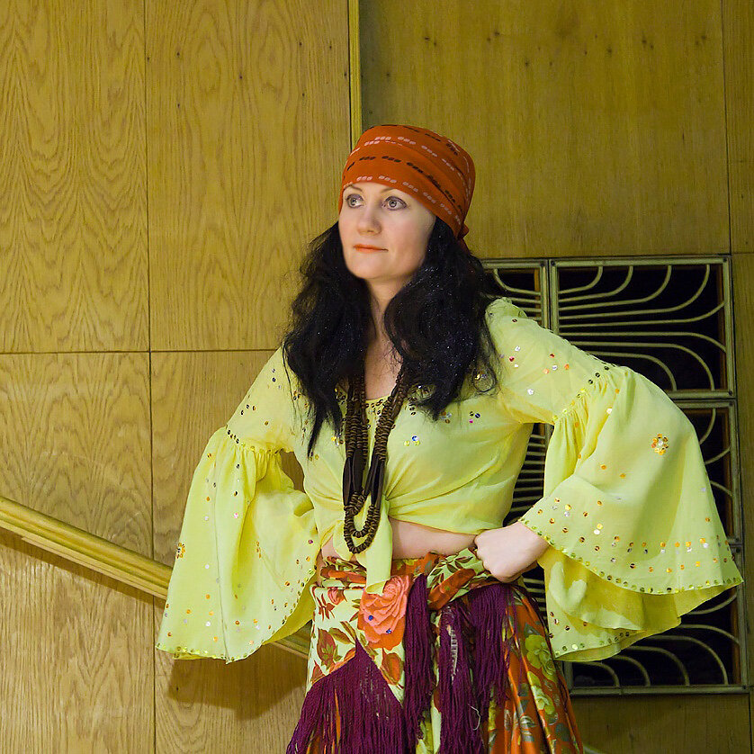 Я каждый раз влюбляюсь в тебя вновь,  Тону в пучине глаз твоих бездонных, 
Ты – моя жизнь, мой мир, моя любовь, 
Ты – радость для очей моих влюбленных. 

Хоть день, хоть ночь – все думаю о нас, 
Живу тобой, других не замечая, 
С тобою - миг, мгновенье, или час, 
Вся жизнь с тобой – это блаженство рая...