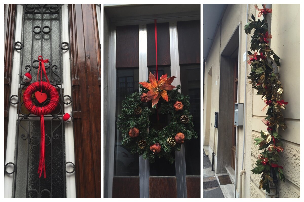 Любят итальянцы украшать дом и улицы букетами разных сортов и оттенков и красными ленточками. 