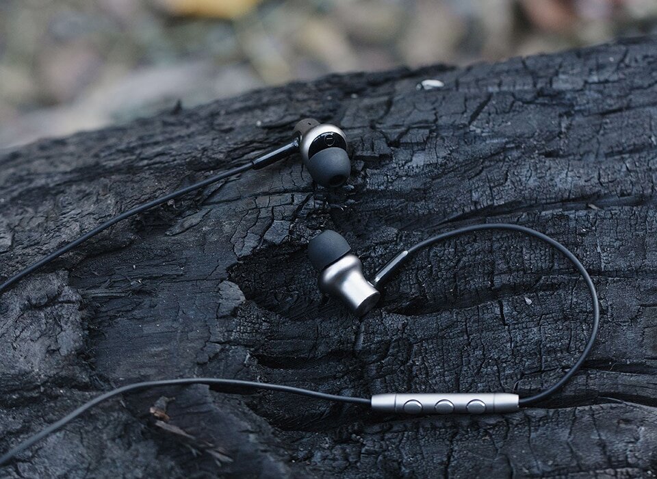 Действительно хорошие наушники с глубокими басами для музыки.